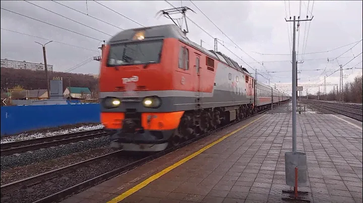 Электровоз ЭП2К-437 с фирменным поездом «Жигули»
