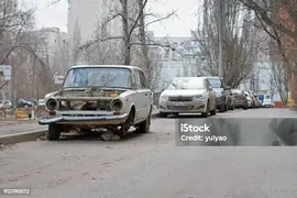 Заброшенный Советский Автомобиль Ваз 2101 Жигули Во Дворе В Волгограде — стоковые фотографии и другие картинки Lada